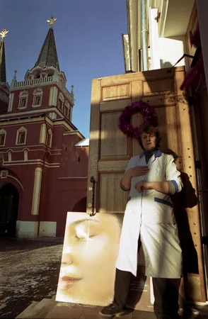 Bypassers. Кадр 12