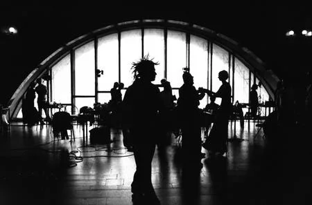 Behind side scenes AlboMODA 2001. Кадр 7
