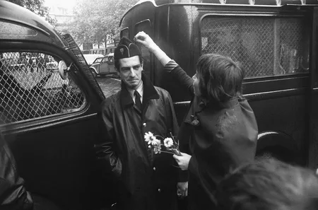 Un regard sur les barricades — Mai 68. Кадр 1