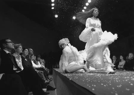 Side scenes of the Moscow Fashion. Кадр 6