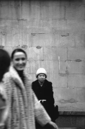 Some minutes of looking over passers-by. Кадр 5
