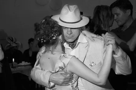 Tango: in black. Кадр 1