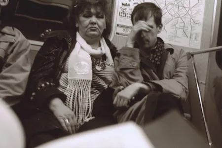 Видимо в метро. Кадр 6