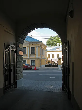 Взгляд из подворотни. Кадр 3