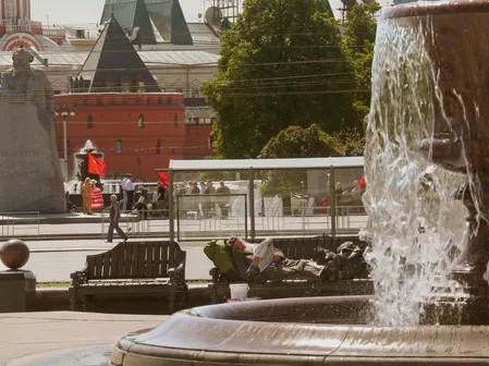 Near fountain. Кадр 1