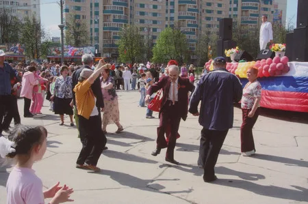 Real party or festive costume. Кадр 2