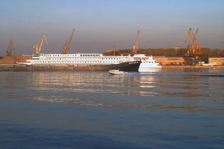 Northen river port. Кадр 3
