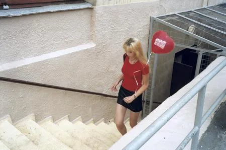 People in red. Кадр 15