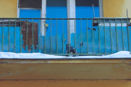 В чугунной авоське балкона. Кадр 9