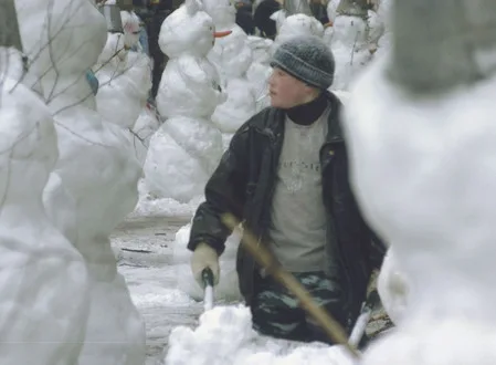 Snow people. Кадр 12