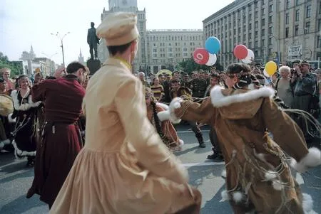 Чукотские танцы на Триумфальной площади. Кадр 2