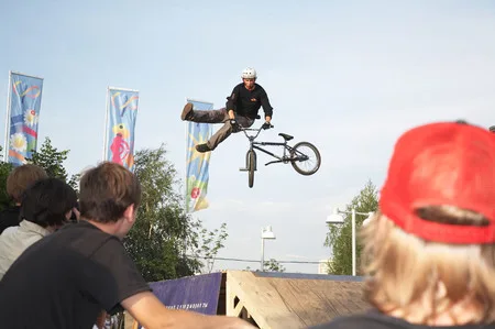 Bicycles. Кадр 6