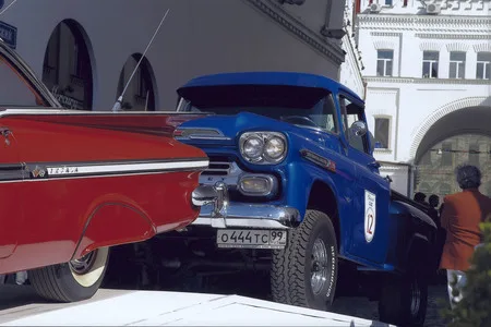 Playing with toy-cars. Кадр 4