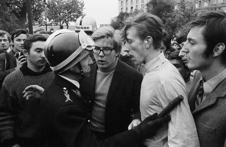 Un regard sur les barricades — Mai 68. Кадр 3