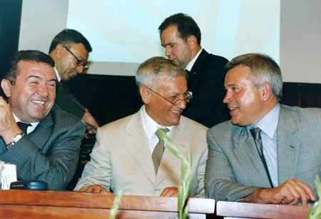 Different days. Different meetings. Кадр 6