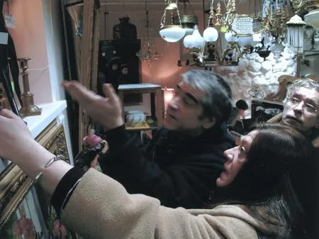 Tatyana Tolstaja in an antique shop. Кадр 3