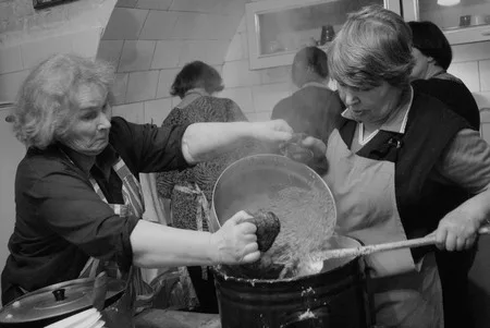 Dispensation of food in Moscow temples. Кадр 8