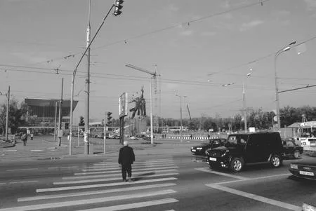 Рабочий и колхозница — сегодня и вчера. Кадр 1