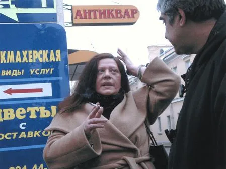 Tatyana Tolstaja in an antique shop. Кадр 6