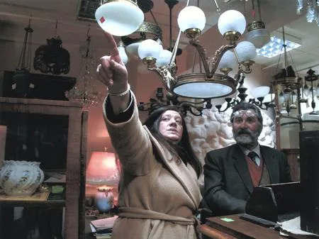Tatyana Tolstaja in an antique shop. Кадр 4