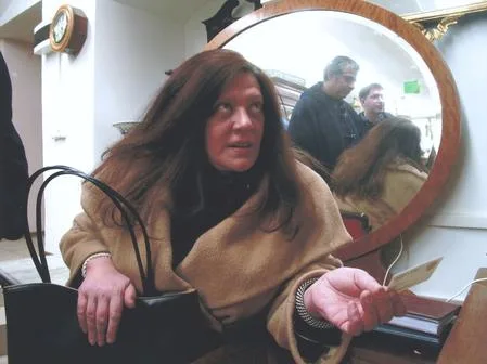 Tatyana Tolstaja in an antique shop. Кадр 1