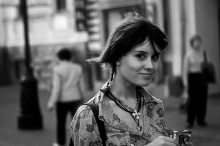 Opposite looks. Кадр 1