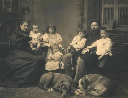Family portrait of XIX century. Кадр 3