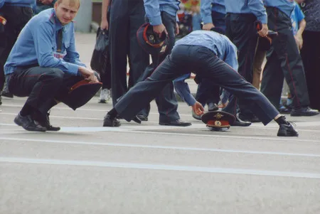 To Serve and protect. Кадр 6