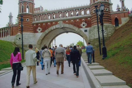 People at Tzaritzyno. Кадр 11