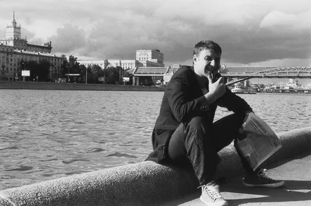 Beautiful people in a beautiful city. Кадр 8