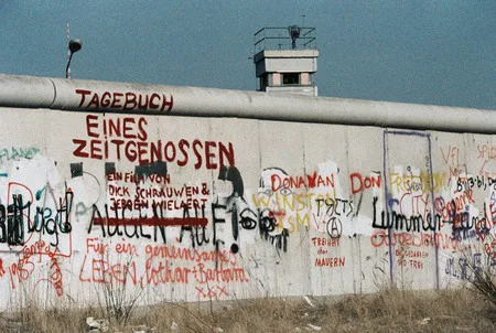 The fall of the Berlin wall. Кадр 18