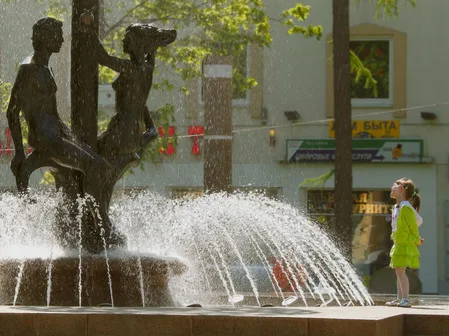 Near fountain. Кадр 2