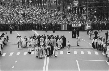 A religious procession. Кадр 9