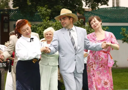 Dancing in Ermitazh garden. Кадр 9
