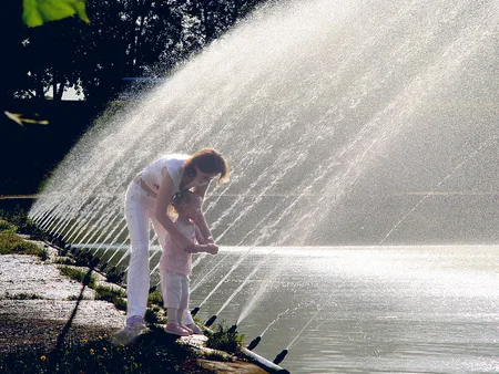 The charms of the light and the water. Кадр 2