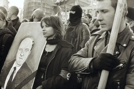 About flags and People. Кадр 7