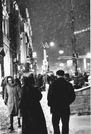 The Tverskaya street through night and a snow. Кадр 6