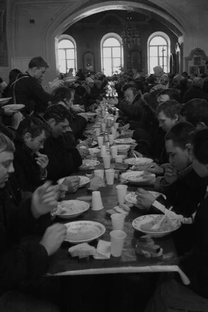 Dispensation of food in Moscow temples. Кадр 3