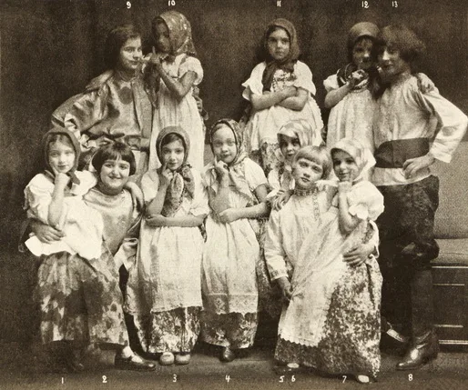 Русские в Шанхае. 1930-е годы. Кадр 1