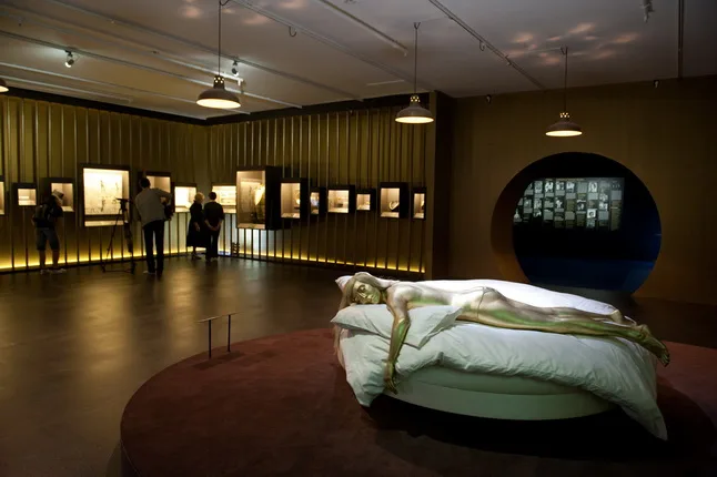 Designing 007: Fifty Years of Bond Style. Кадр 7