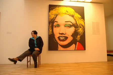 At the Pop-art exhibition. Кадр 5