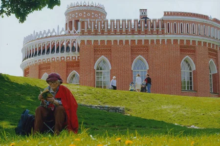 People at Tzaritzyno. Кадр 14