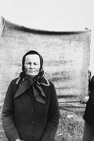Portraits on a Background. Кадр 1