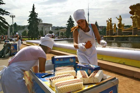 Ice cream holiday at Russia’s Main Exhibition. Кадр 15