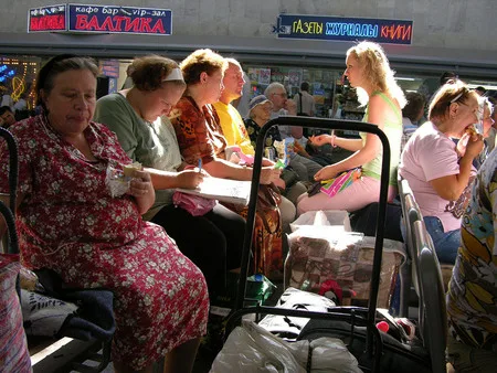 People of the train station. Кадр 4