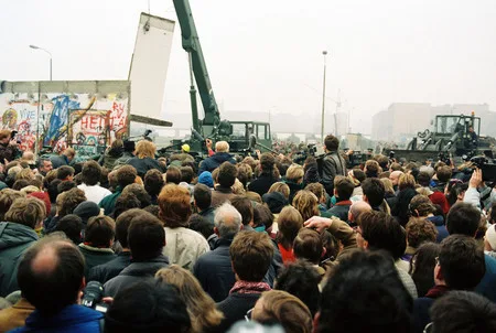 The fall of the Berlin wall. Кадр 12