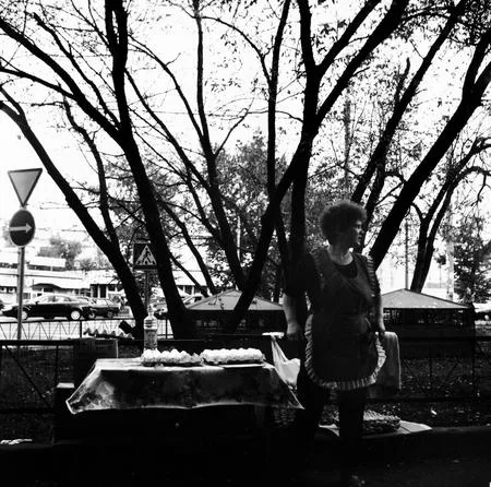 Streets in portraits. Sellers. Кадр 3