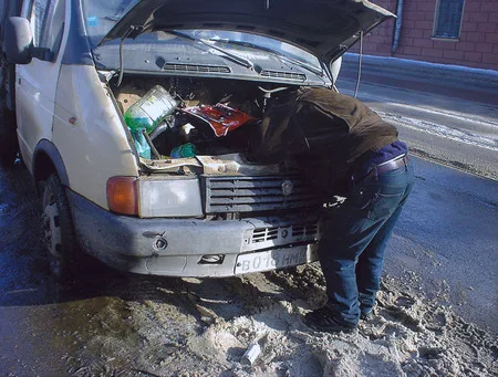 Man and automobile. Кадр 6