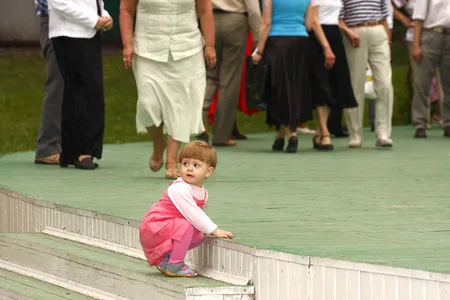 Dancing in Ermitazh garden. Кадр 11
