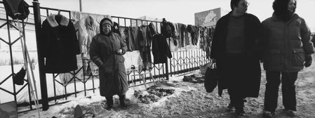 One day at the flea market. Кадр 3